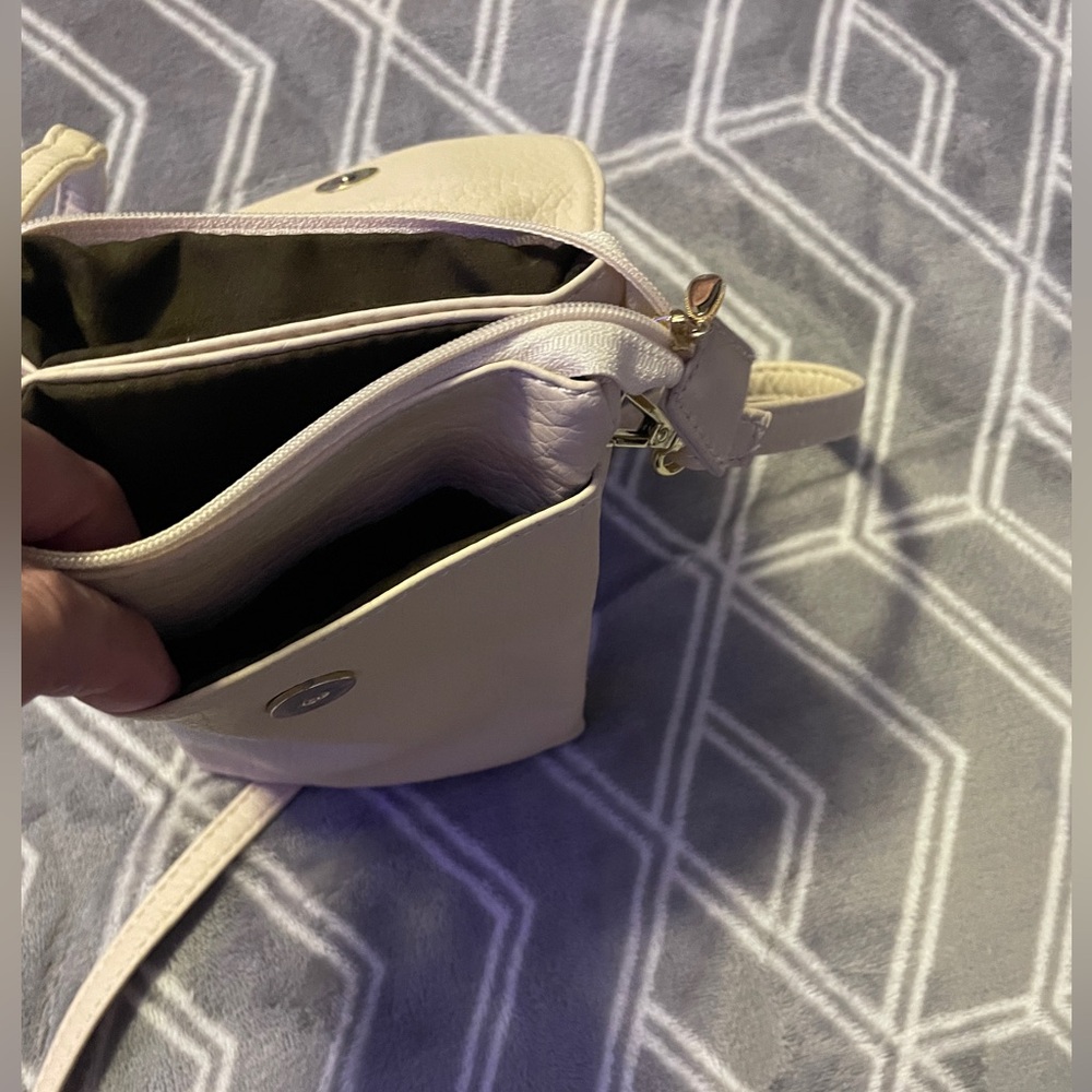Cream Crossbody Bag. MINI CROSSBODY
PHONE BAG
NEW SOFT LEATHER
EXCELLENT COND - Picture 4 of 13